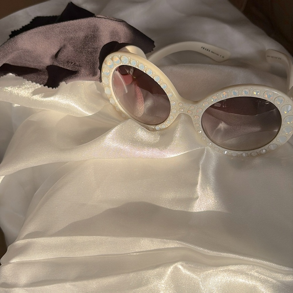 Authentic PRADA Sunglasses SPR31P TKL0A7 Beige. PreOwned